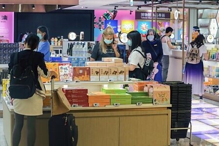 
財政部宣布，入境免稅酒上限放寬至1.5公升，25日起生效。（禁止酒駕，飲酒過量，有害健康）圖∕本報資料照片
