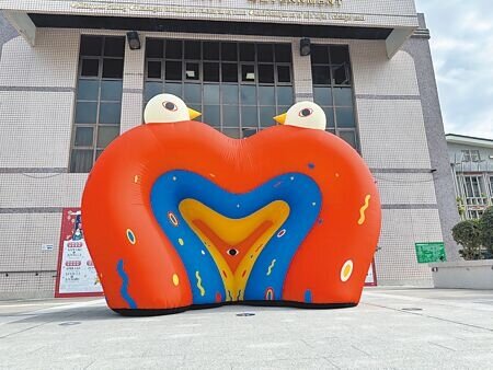 台東市公所廣場新設公共藝術作品《千層的愛》,展期從1月24日起2月11日止,開展日將贈送民眾開運大禮包。(蔡旻妤攝)