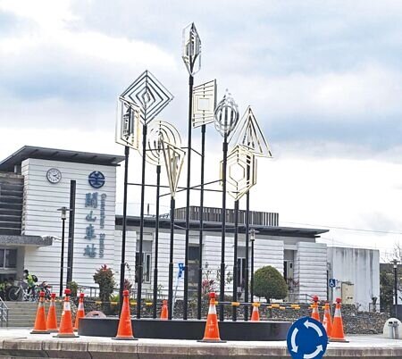 台東關山火車站新設公共藝術作品《盛光》,為關山增添藝術氣息,可望成為新地標。(蔡旻妤攝)