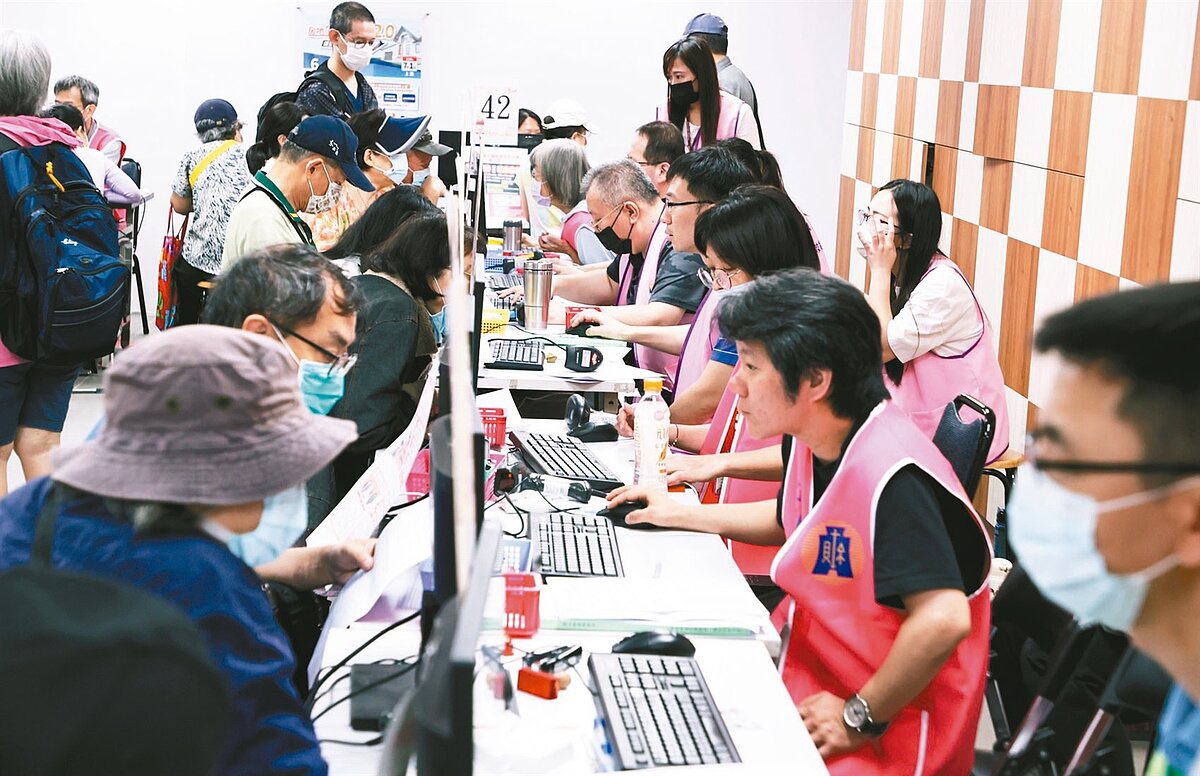 財政部今年規劃,民眾使用網路申報系統可以直接下載稅額估算表查看試算稅額,快速完成報稅。本報資料照片