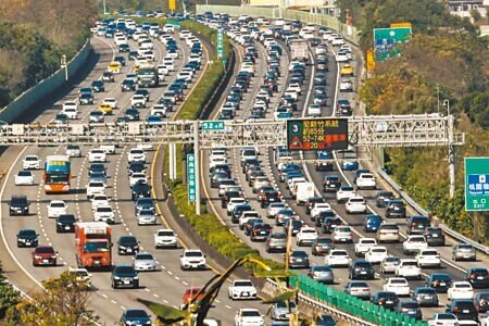 即將進入春節9天連假,高公局預估,國道初一會出現明顯的走春車潮。(本報資料照片)