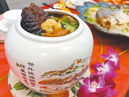 醫師表示,年節期間要求不吃美食並不實際,但享受美食時仍應掌握適量與選擇的原則。(本報資料照片)