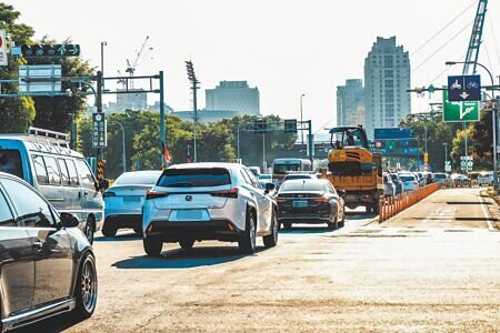 連續9天的春節假期將至,警方建議國道1號竹北交流道交通壅塞時走替代道路。(羅浚濱攝)