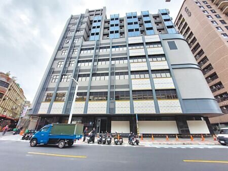 板橋黃石市場BOT改建案原定2024年11月完工,因大環境缺工、缺料,延宕至2025年4月底開幕。(陳慰慈攝)