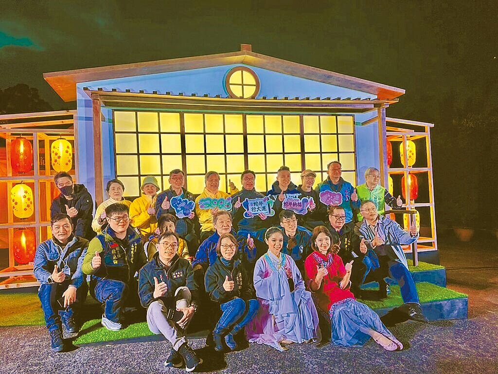 新北市副市長劉和然(第三排右五)23日出席「2025花見櫻花季」夜間賞櫻點燈儀式。圖/新北市景觀處提供