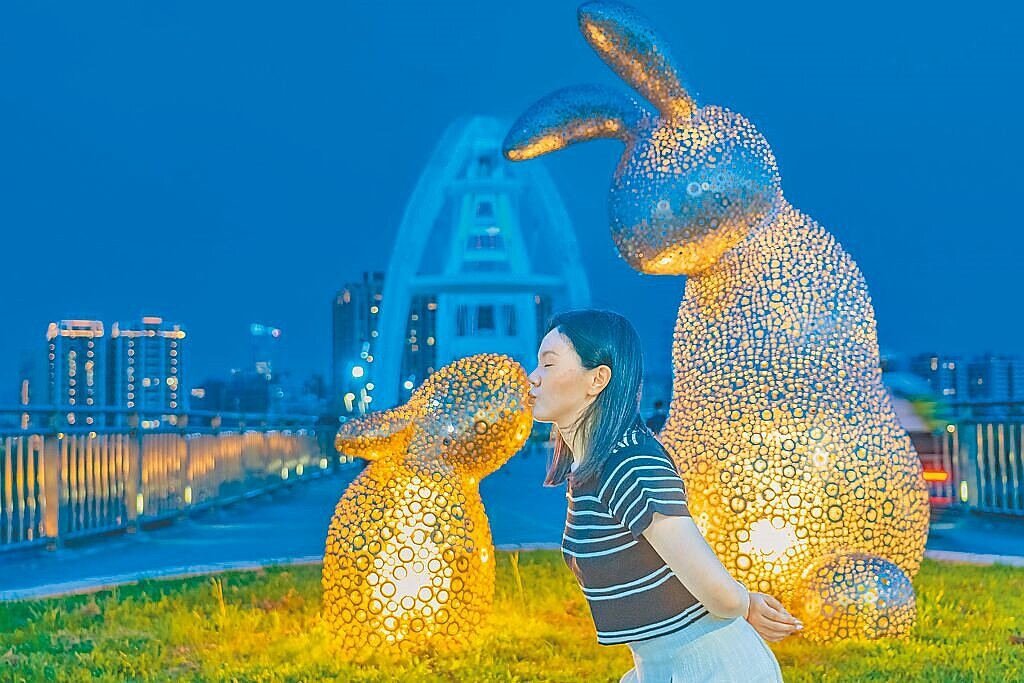 新北市高灘處預計25日凌晨完成新月橋主吊索修復作業,為便利民眾通行大漢溪兩岸,春節期間新月橋將全天開放通行。圖/新北市高灘處提供