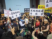 新北板殯說明會辦在5樓　長者爬樓梯超累怨「場所不對」