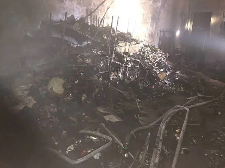 彰化市全福街23日清晨發生住宅火警,彰化縣消防局動用大批消防車及人員趕往搶救,共5人受困,經搶救後,其中鐘男一家四口,父子雙亡,妻子及7個月女嬰仍陷昏迷搶救中。圖/警方提供