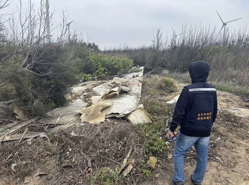 台中市環保局昨到高美濕地旁的台中港務分公司所轄草地稽查,發現廢棄風機殘骸汙染地面。圖/台中市環保局提供