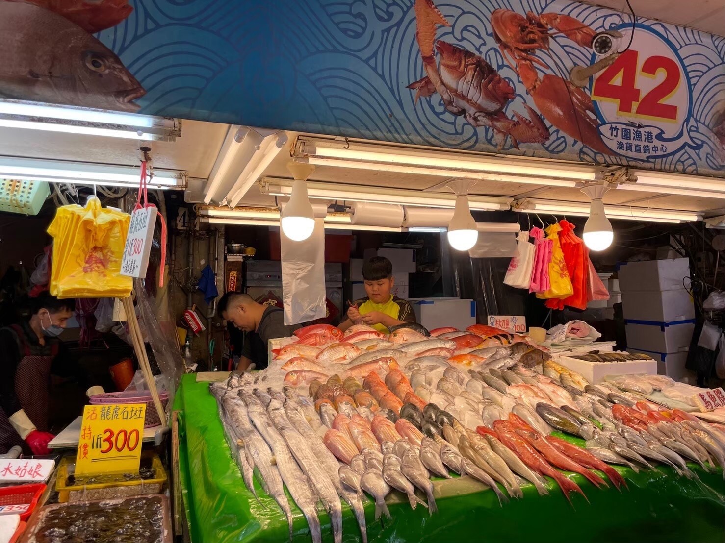 「竹圍漁港魚貨直銷中心」及「永安漁港觀光漁市」內的魚貨業者,已開始準備增加魚貨產品供應量。圖:農業局提供