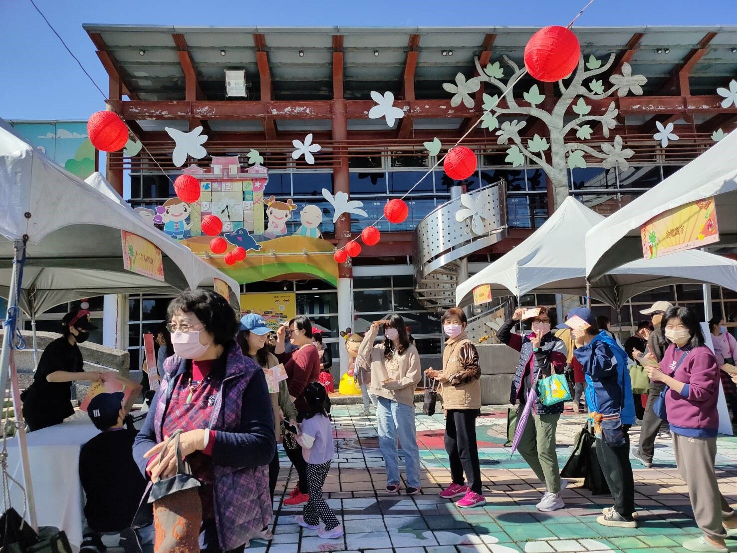 活動現場特別設置新春市集提供多樣特色商品與小吃,消費滿額還可參加「福氣轉乾坤」扭蛋試手氣。圖:客家局提供
