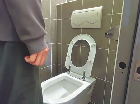 
年節期間宴會不斷，加上天氣寒冷，許多民眾泌尿問題越發嚴重。（王家瑜攝）
