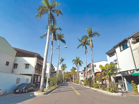
屏菸1936文化基地常發生「人車爭道」問題，縣府擬將菸廠路現有慢車道改成人行道，預計年後施工。（謝佳潾攝）
