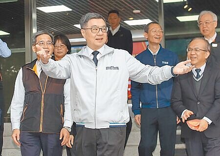 行政院長卓榮泰(中)25日視察高公局交控中心,針對立法院24日將選罷法修正案送到行政院後,行政院隨即舉行院會覆議,卓揆形容是立法院的盜壘被行政院刺殺出局。(范揚光攝)