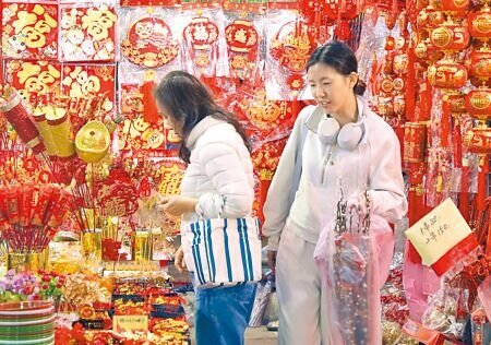 農曆春節將至,台北市民眾25日在建國花市挑選年節商品,裝飾住家迎接蛇年。(趙雙傑攝)