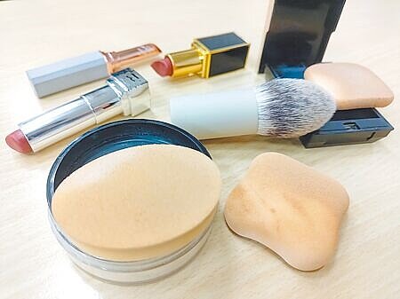 皮膚科醫師提醒,過期或變質的化妝品,例如乳液出現油水分離、粉餅已經碎裂或是已經超過保存期限,都不建議繼續使用。(王家瑜攝)