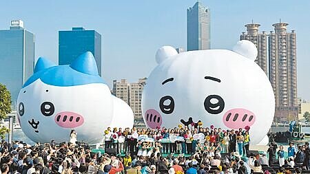 高雄燈會「冬日遊樂園」25日揭幕,超過15萬人爭睹巨型「吉伊卡哇」。(柯宗緯攝)