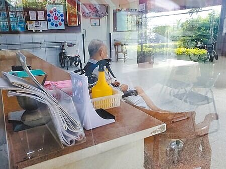 考量物價齊漲致機構照護成本增加,雲林縣今年1月起調升低收入戶及中低收入戶失能老人公費安置費用。(本報資料照片)