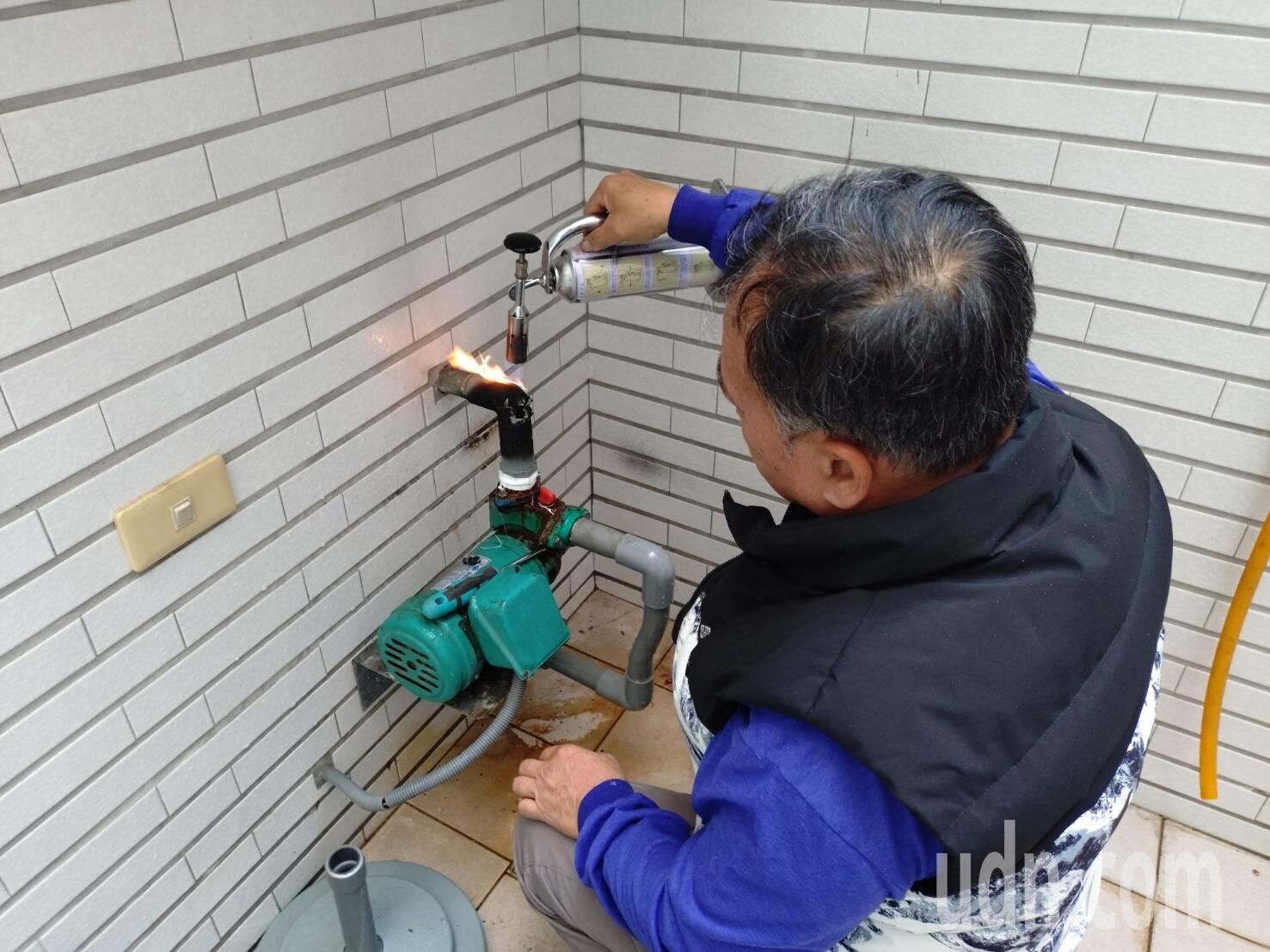 台南地震頻傳，許多民房的水電受損，水電師傅忙著修理。記者鄭惠仁／攝影 