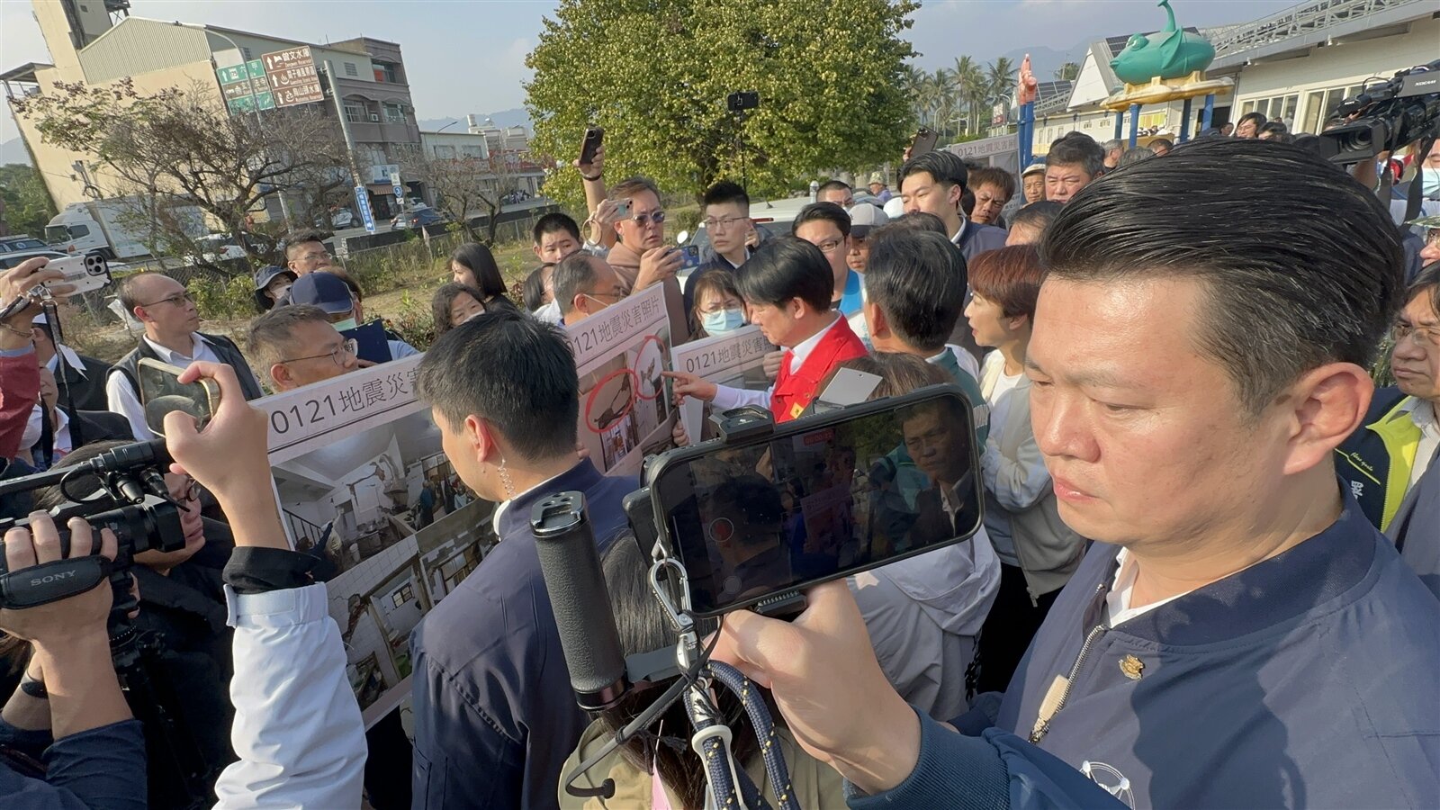 台南災民攔住要離開的賴清德總統陳情,希望政府不要忽視他們房損嚴重、還睡路邊車上。記者周宗禎/攝影