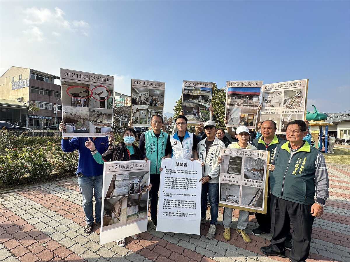 台南災民攔住要離開的賴清德總統陳情,希望政府不要忽視他們房損嚴重、還睡路邊車上。記者周宗禎/攝影