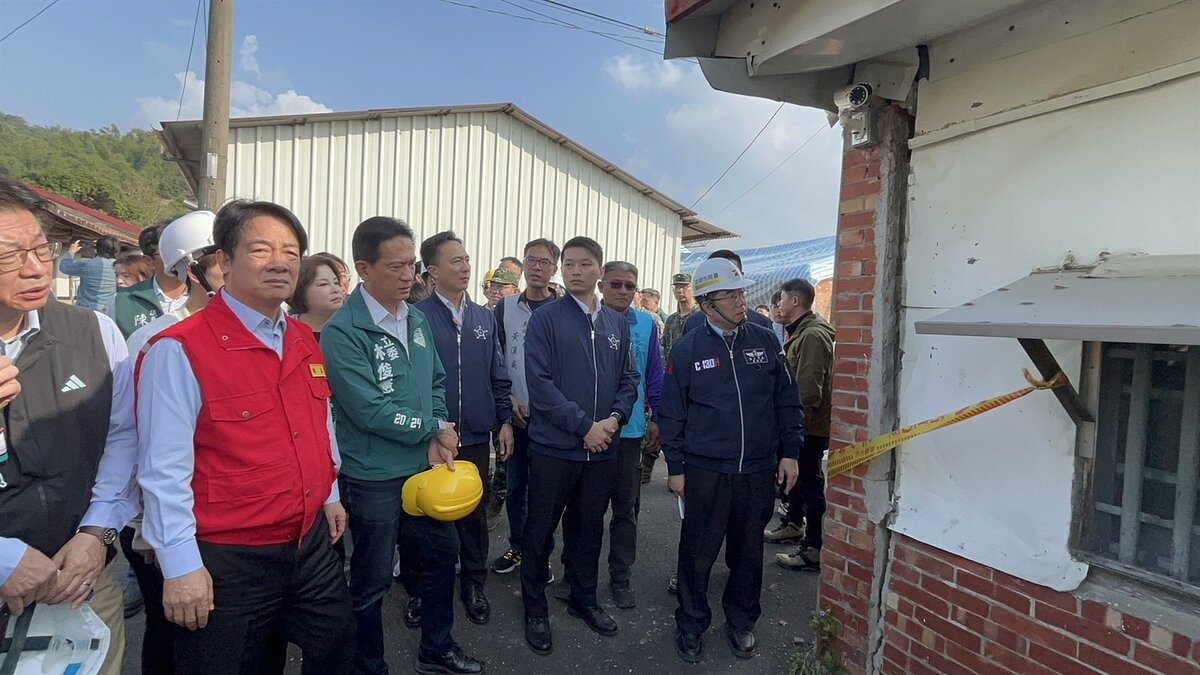 賴清德總統（左）昨視察台南楠西區鹿陶洋江家古厝建築群地震災情。記者吳淑玲／攝影 