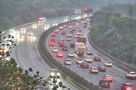 農曆春節連續假期來臨,國道26日路況大致順暢,國道3號土城路段傍晚陸續湧現車潮,南下車道(右)車水馬龍,與一旁順暢的北上車道形成強烈對比。(黃世麒攝)