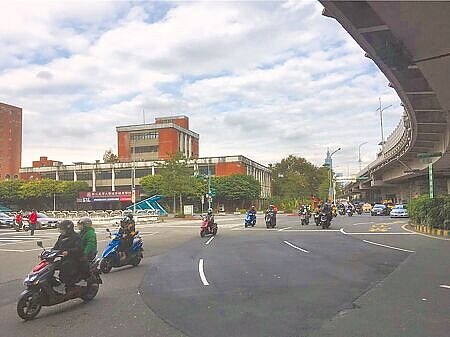 不少騎士經過台北市基隆路、羅斯福路口的「公館圓環」,依圓環行駛而未兩段式左轉遭取締。(本報資料照片)