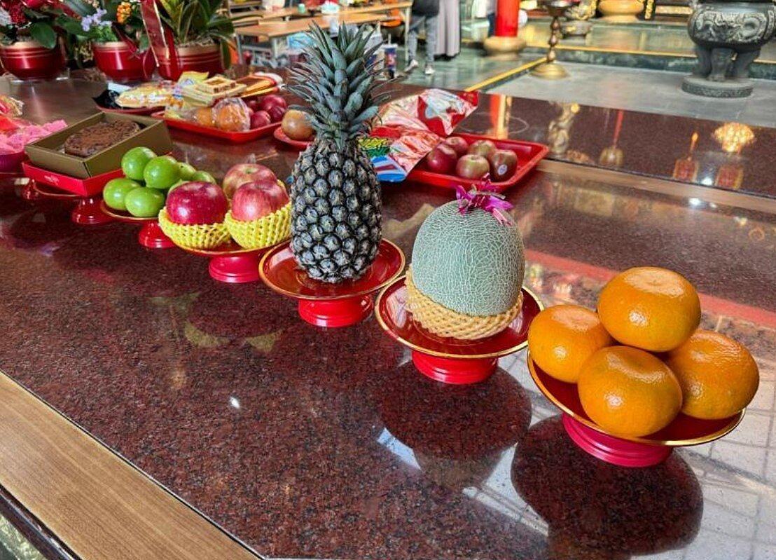 許多民眾會到廟宇參拜祈求新的一年平安順遂。木柵集應廟建議,民眾新年最佳參拜時間,在除夕夜晚上11時一過就可以到廟裡參拜,因傳統習俗認為子時(23時-01時)是一天新的開始。圖/世界華人宗教研究學會提供