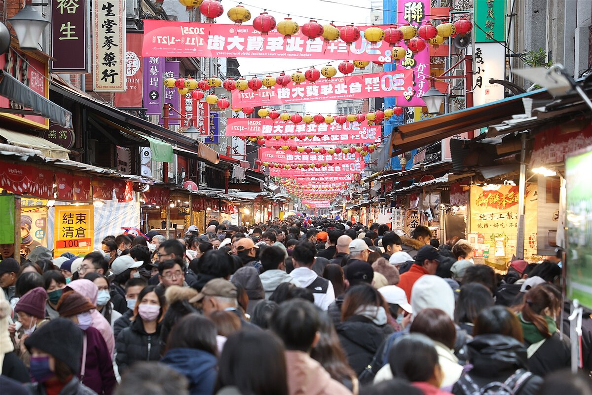 2025年農曆春節一共有9天連假,圖為台北年貨大街於1月11日登場首日便吸引滿滿人潮。 聯合報系資料照片