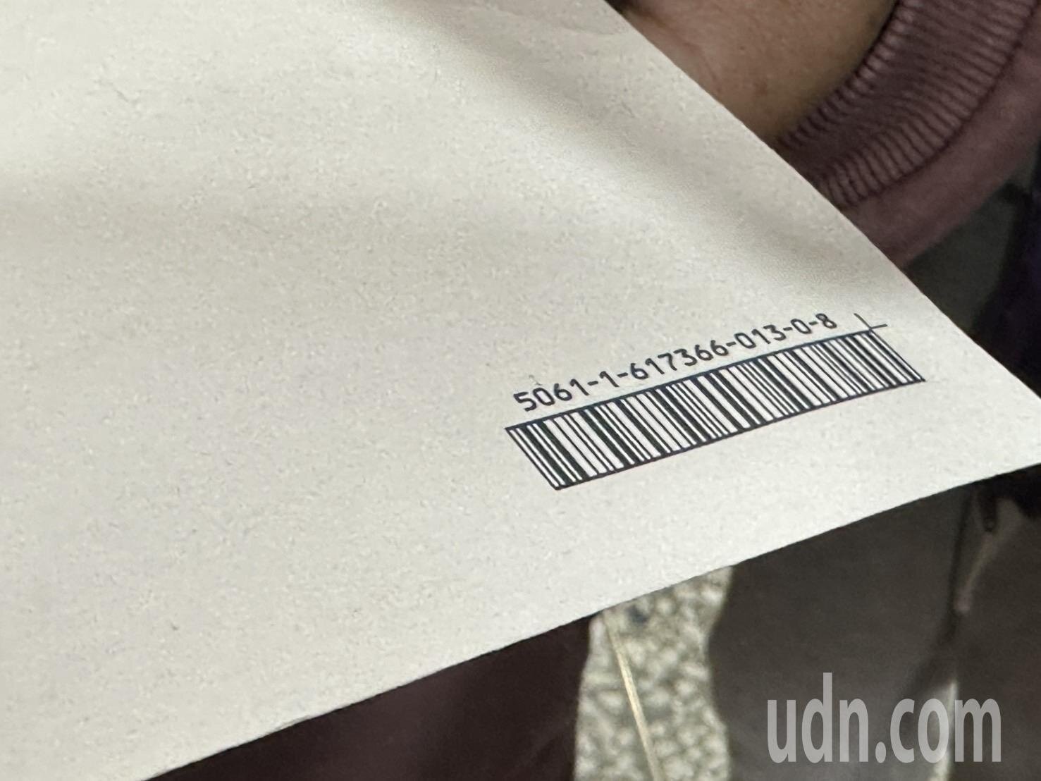 台中市顏姓市民用「2000萬超級紅包」刮刮樂背後的序號挑號,中了二獎1百萬元。記者黃寅/攝影