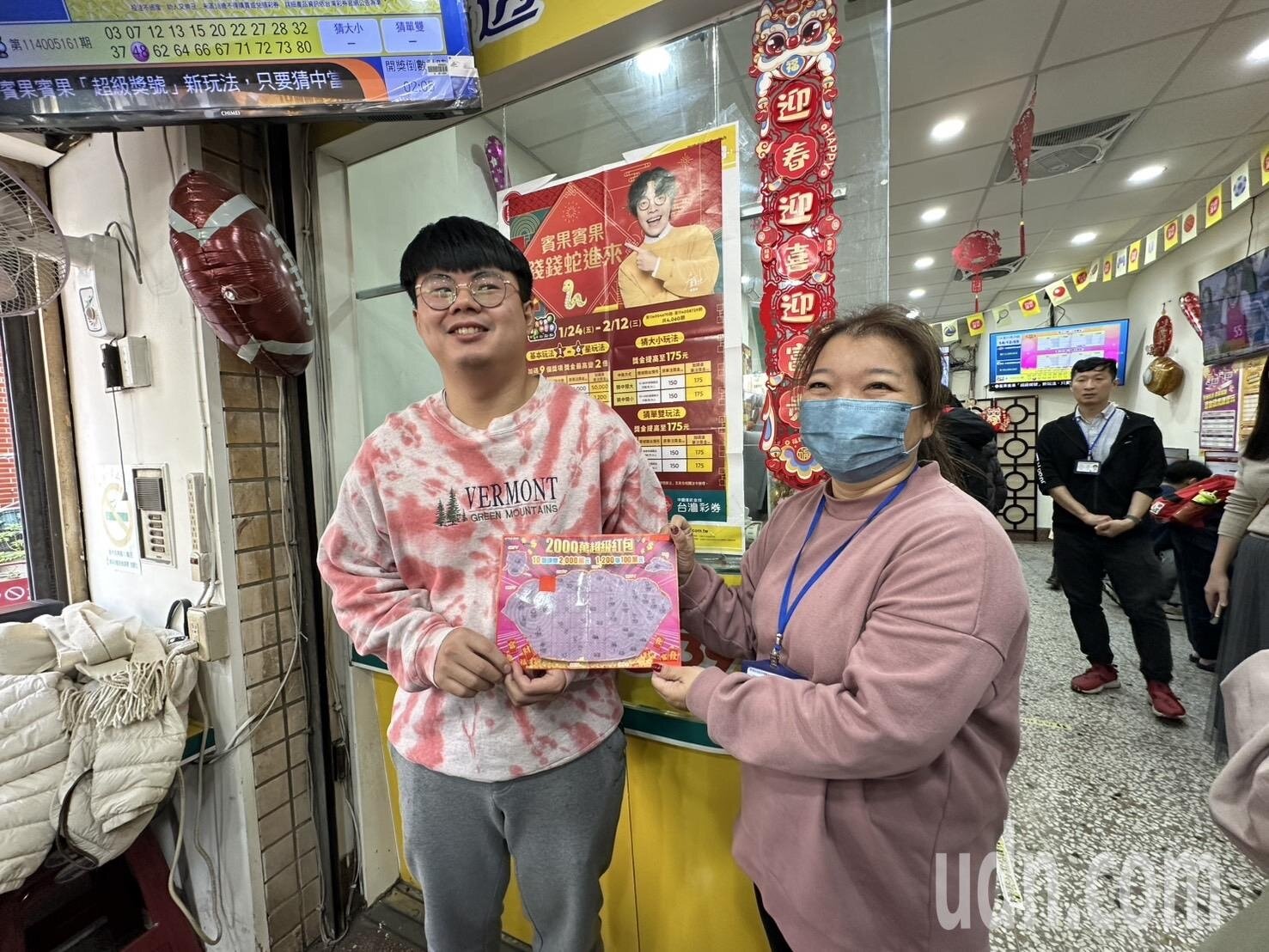 台中市顏姓市民(左)用「2000萬超級紅包」刮刮樂背後的序號挑號,中了二獎1百萬元,非常興奮。記者黃寅/攝影