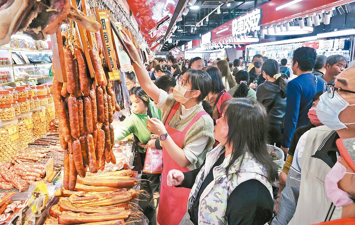 今年長年菜、鯧魚、年糕等部分年貨價格調漲，但價格似未反映在人潮上，南門市場依然人擠人。記者林俊良／攝影 