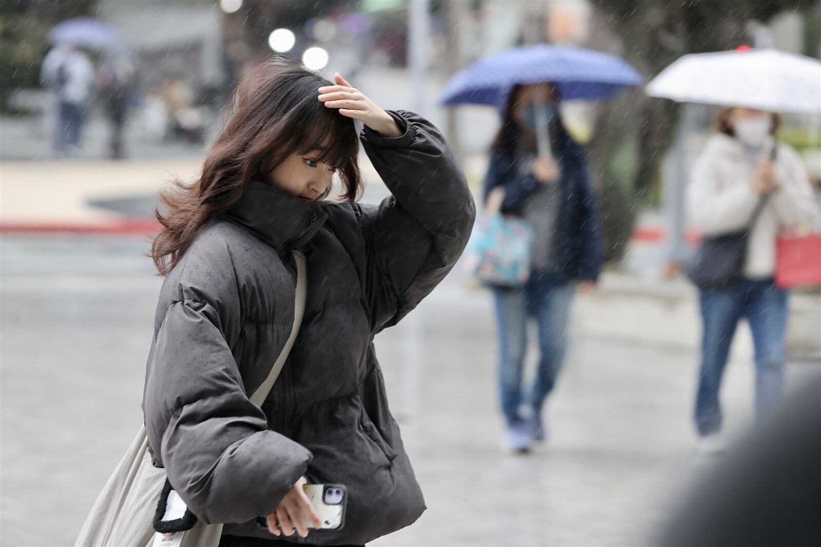 寒流南下,各地氣溫驟降,今愈晚愈冷,今夜、明晨平地降至10度以下範圍擴及全台。記者林伯東/攝影