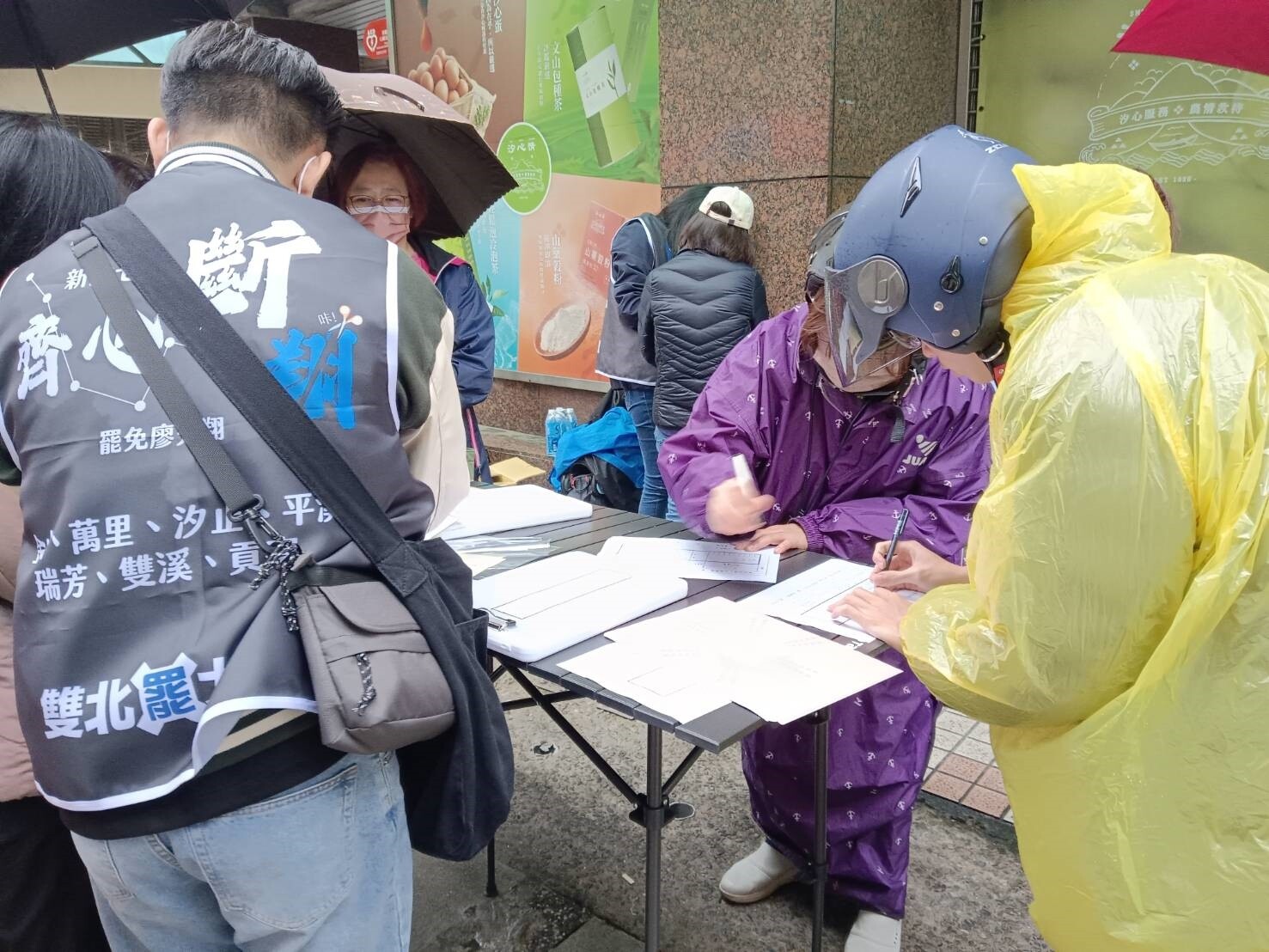 發動罷免新北市立委廖先翔的「齊心斷翔」團體，今天下午在汐止原興廣場，蒐集民眾的罷免連署書。記者邱瑞杰／攝影 
