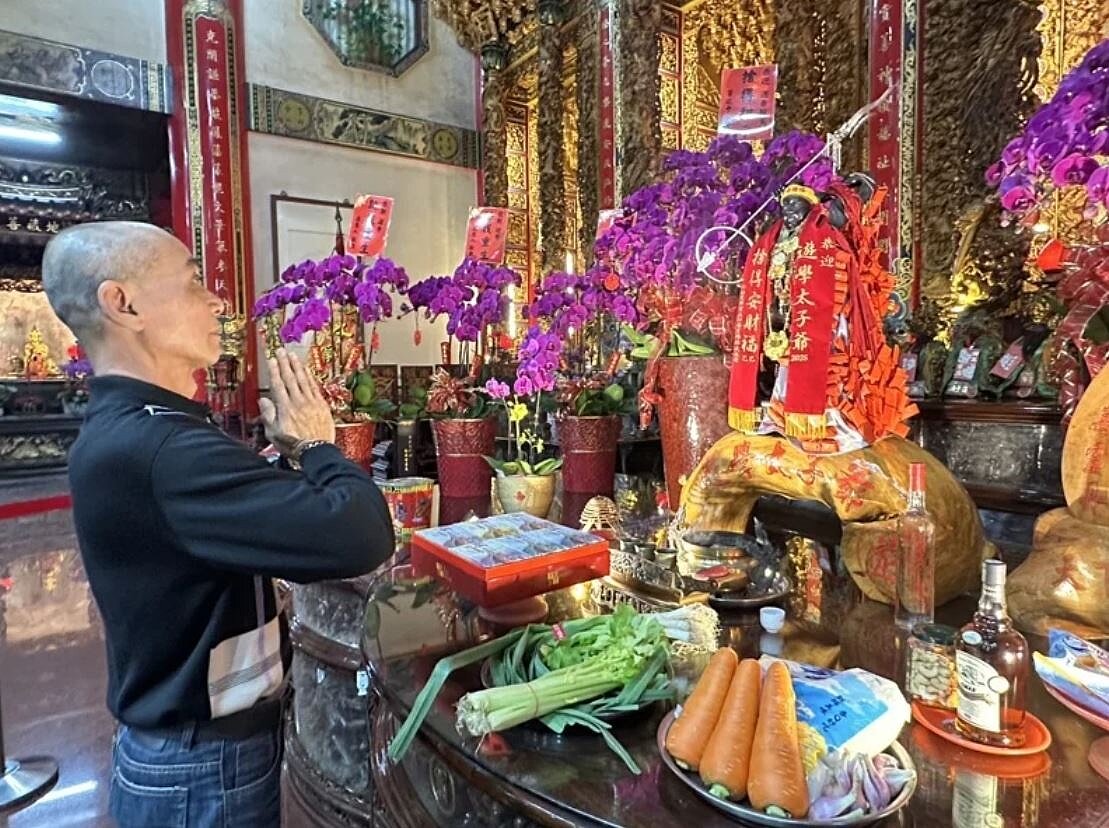 除夕拜拜除了常見的三牲四果，民俗專家廖大乙建議，也可拜「5寶」芹菜、蔥、蒜頭、紅蘿蔔及白米，招財又旺運，圖／廖大乙提供
