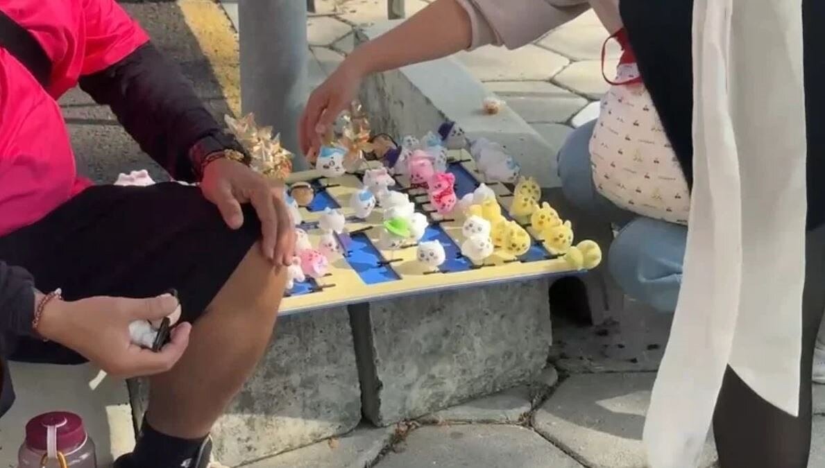 愛河灣周邊有不少攤商對遊客兜售盜版的吉伊卡哇商品。記者王勇超/翻攝