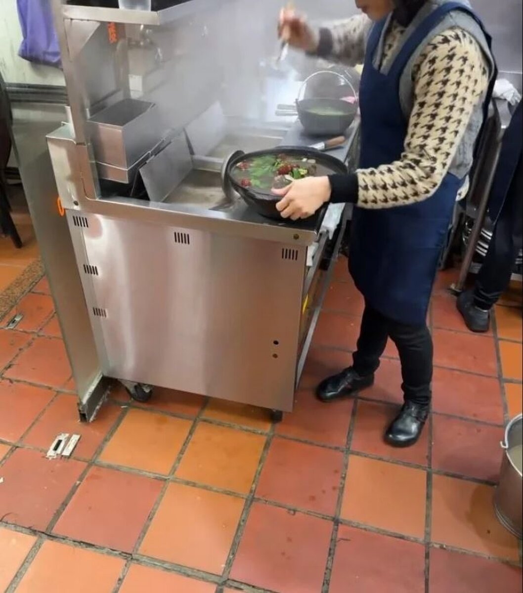 新竹城隍廟旁一家經營近20年知名餐飲店,遭民眾目睹老闆娘在餐點上菜前,直接用湯勺「對嘴」喝了一口再端出。記者王駿杰/翻攝自Threads