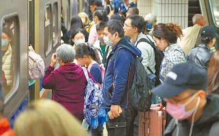 台鐵27日發生多起行車異常事件,引起旅客抱怨。(姚志平攝)