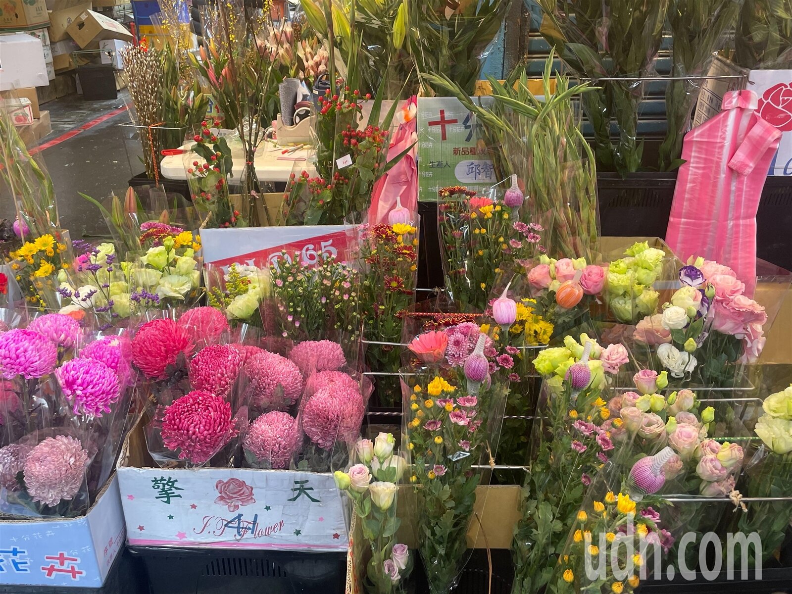 傳統市場花卉攤商。記者邱書昱/攝影