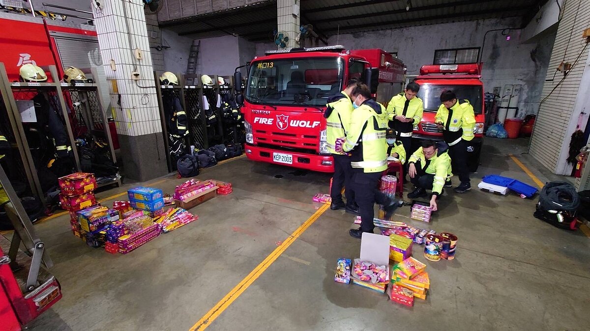 新北市消防局昨晚接獲221件燃放炮竹報案電話。本報資料照片