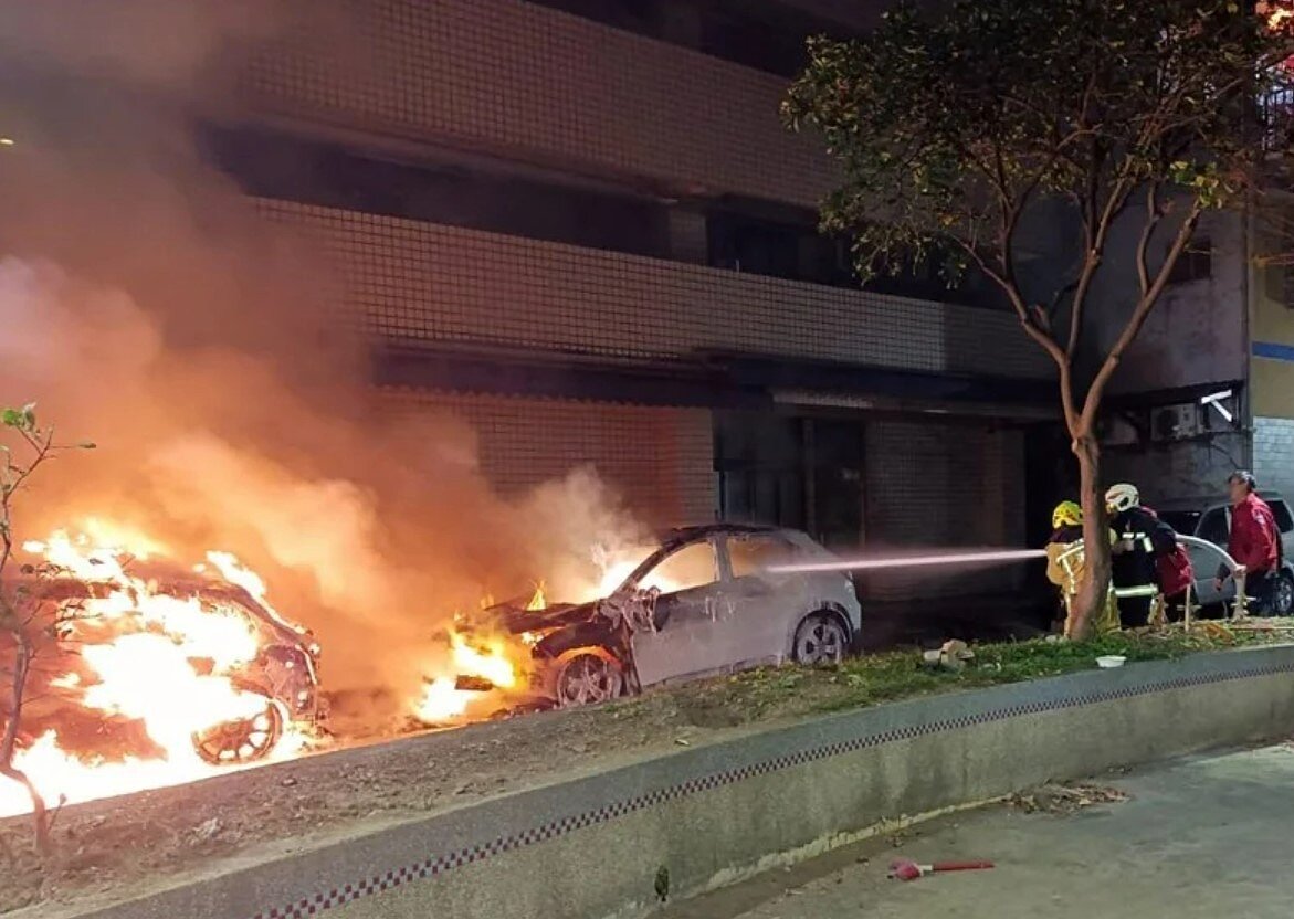 鞭炮響整夜基隆不平靜,疑釀災火燒車2車慘被燒成骨架。圖/讀者提供