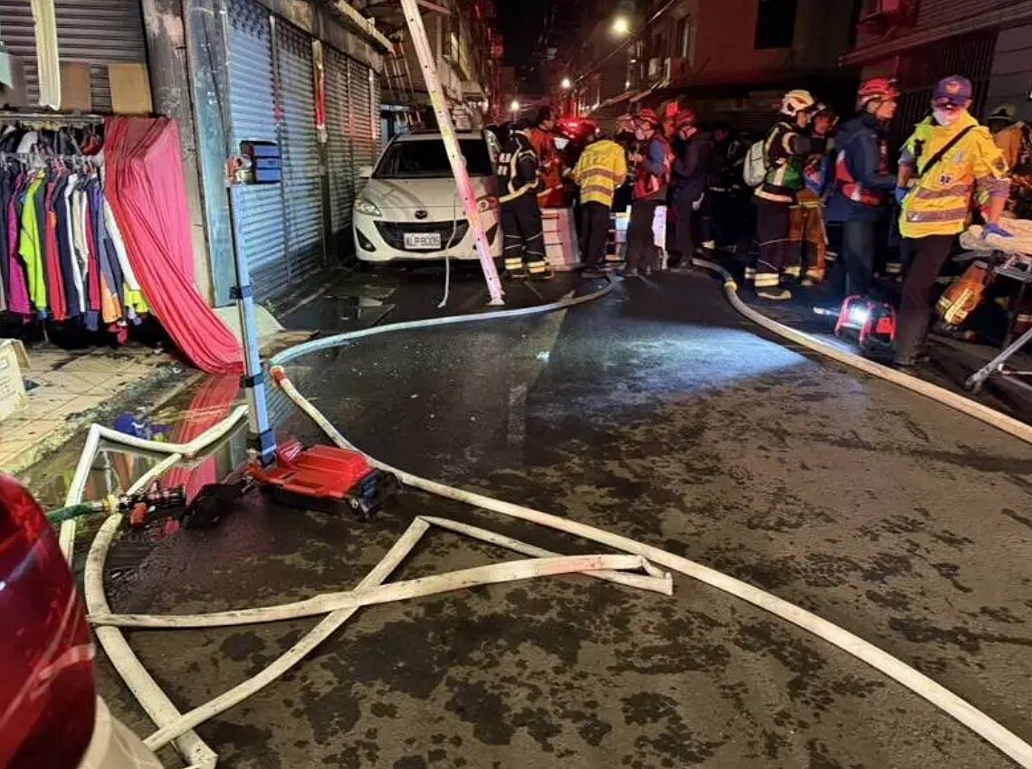 桃園市平鎮區合作街1棟四層透天厝29日深夜突然發生火警,8旬涂姓老翁與妻兒及媳婦受困屋中,救出後送醫檢查,起火原因待釐清。圖/記者陳恩惠翻攝
