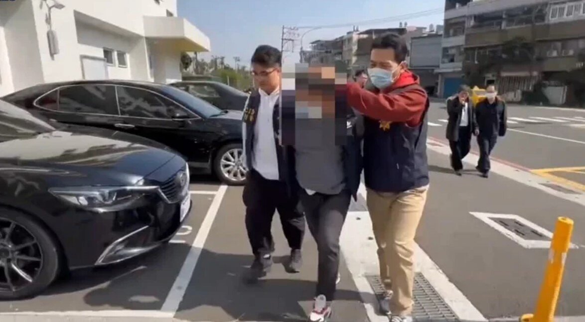 警方29日下午1時許逮捕嫌犯邱姓男子,將他帶回鳳山警分局調查。圖/讀者提供