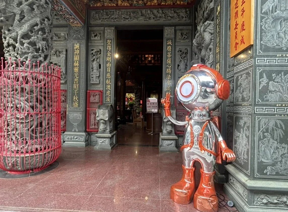 蘆竹誠聖宮結合桃園燈會推出以「宇宙娃娃」吉祥物,不僅成為新春打卡熱點,文創商品鑰匙圈、吊飾,廣受年輕人喜愛,也成另類熱門打卡點。圖/記者陳恩惠翻攝