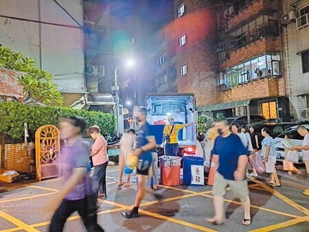 台北市垃圾車抵達收受點時間,依靠清潔隊員20年來持續回報路線交通、人口狀況,不斷滾動式調整達成準點率99.9%。(予菱攝)