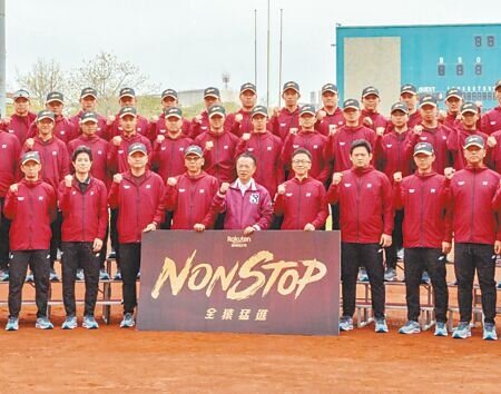 中華職棒樂天桃猿隊2日在嘉義縣立棒球場舉行春訓開訓儀式,嘉義縣政府表示將斥資1.3億元整修縣立棒球場,改善球場設備和環境來支持棒球運動。(呂妍庭攝)