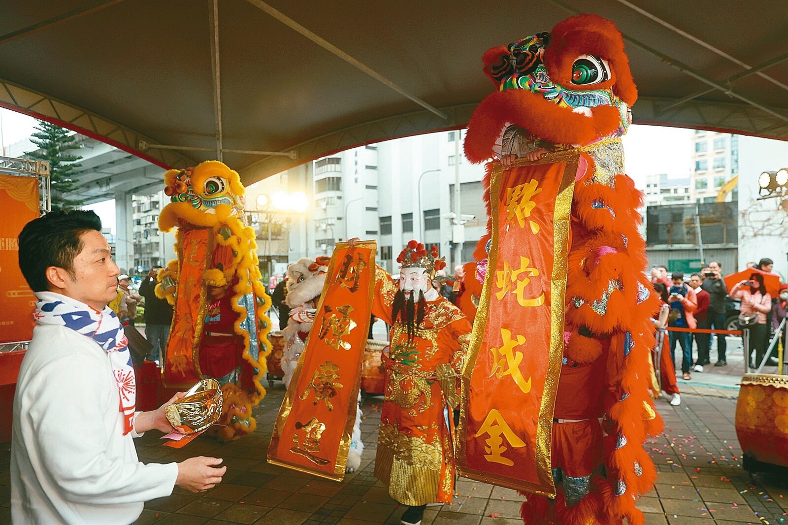 台北市長蔣萬安昨天到光華數位新天地開市活動,拿著糖果分享喜慶。祈求金蛇年生意興旺、財源廣進。記者蘇健忠/攝影