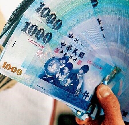 迎接金蛇年,保經業者提醒,民眾規劃保單時,可從三大方向檢視,包括醫療保障、退休生活品質、傳承及分配等。圖∕本報資料照片