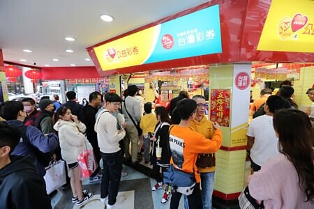據台灣彩券統計,2,000萬超級紅包有10個頭獎2,000萬元、1,200個100萬元,統計至2月1日刮出3個2,000萬元、141個100萬元,仍有千餘個大獎未被刮出。圖∕本報資料照片